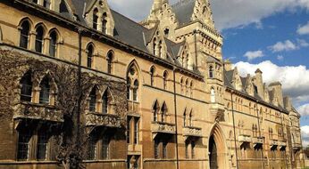 Oxford universiteti qachon asos solingan?
