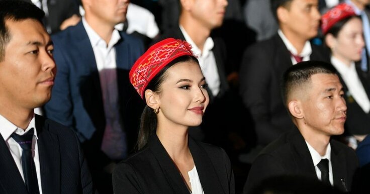 Qizlarning onlayn pornografik buzilishi Porno er xotini tasmali