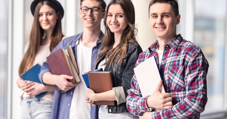 Talaba suratga tushish uchun egildi