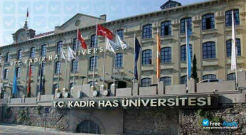 Turkiyada joylashgan  Kadir Has University tomonidan bakalavriat bosqichida tahsil olish  uchun 25%, 50%, 75%, 100% grantlar
