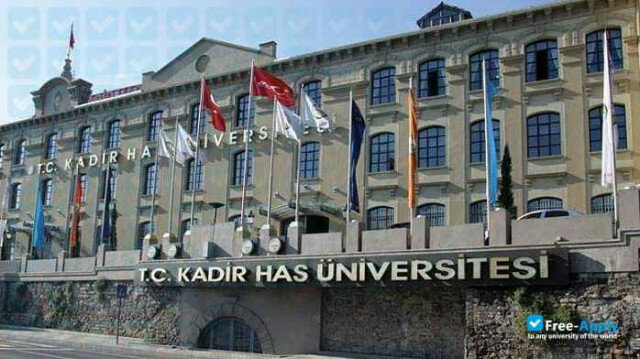 Turkiyada joylashgan  Kadir Has University tomonidan bakalavriat bosqichida tahsil olish  uchun 25%, 50%, 75%, 100% grantlar