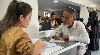 66 yoshli otaxon nodavlat universitetga hujjat topshirdi