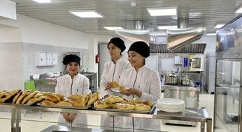 Maktab oshxonalarida qanday oziq-ovqatlarni tayyorlash va sotish taqiqlangan?