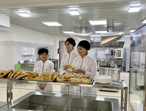 Maktab oshxonalarida qanday oziq-ovqatlarni tayyorlash va sotish taqiqlangan?