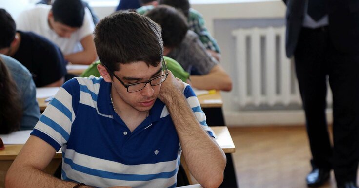 Rossiyalik talaba qizlar onlayn imtihon topshirishadi