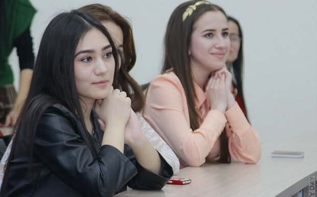 Men erimni sorishini xohlayman Chiroyli oriq qizlarning erotik fotosuratlari